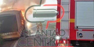 Bombeiros são acionados após carreta pegar fogo na BR-364 