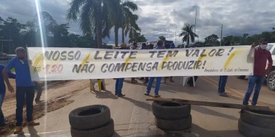 Produtores de leite fecham parte da BR-364 durante protesto em Jaru