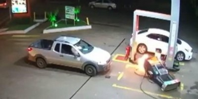 Carro arranca bomba de combustível e provoca princípio de incêndio em posto; veja o...
