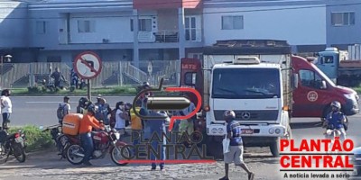 Mulher quase é esmagada por caminhão boiadeiro após colisão em Ji-Paraná