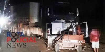 Grave acidente entre caminhonete e carreta e deixa um morte e homem gravemente ferido...