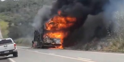Incêndio atinge carreta-cegonha e destrói vários carros na BR-364, entre Vilhena e...