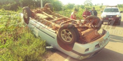 Para não bater em motociclista, motorista de caminhonete desvia e capota na RO-383, em...
