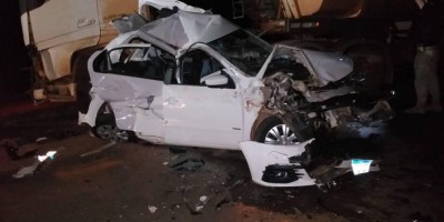 Veja fotos: Carro fica destruído em acidente na BR-364 em Vilhena, mas casal sai ileso e...