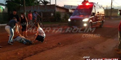 Motociclista perde o controle da direção após bater em buraco no meio da pista no...