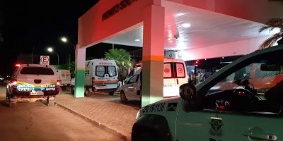 Homem é atacado a facada pelo vizinho na frente da esposa