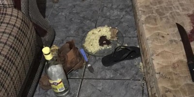 Homem é preso suspeito de matar amigo e esperar por polícia dormindo ao lado do corpo...