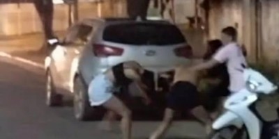Ciúmes fazem mulheres saírem na porrada e imagens viralizam nas redes sociais, em...