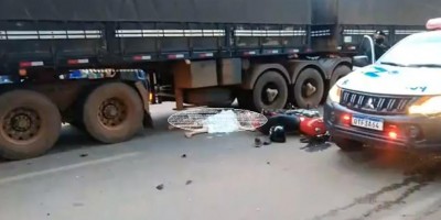 Mulher morre atropelada por carreta após colidir em viatura da PM em Porto Velho