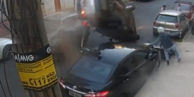 Carro desgovernado atinge veículos parados e capota em Minas Gerais; veja o vídeo