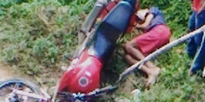 Adolescentes tentam fugir da polícia e acabam caindo com moto em córrego