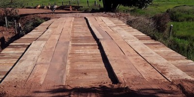 Rolim de Moura: SEMOSP instala tubos corrugados, recupera vicinal e conclui ponte na...
