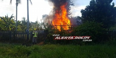 Casa de madeira é consumida por incêndio no Bairro Olímpico em Rolim de Moura