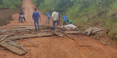 Caminhão boiadeiro carregado tomba na zona rural de Vale do Anari