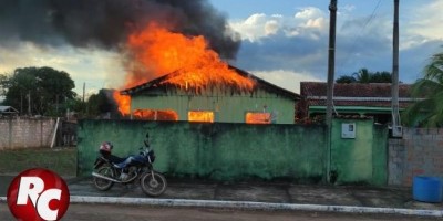 Idosa é resgatada após fogo destruir residência em São Francisco