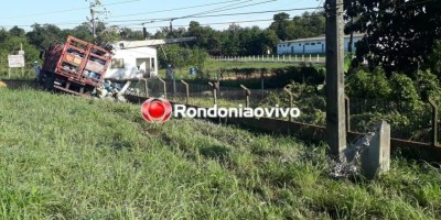 Porto Velho: Caminhão carregado com botijas de gás tomba na BR-364 e derruba postes de...