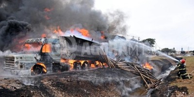 Caminhão tanque pega fogo e incêndio destrói outra carreta carregada de madeiras em...