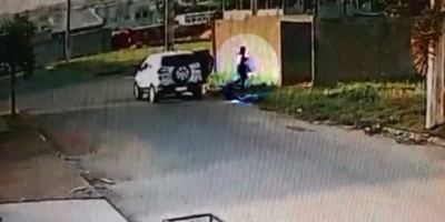 Mãe é presa acusada de jogar bebê vivo em terreno baldio e depois matá-lo queimado em...
