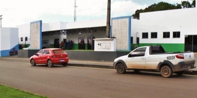 Rolim de Moura: Veículos estacionados de forma irregular continuam prejudicando entrada...