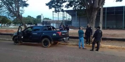 Homens fortemente armados em carro com placas do Rio são abordados pela polícia em...