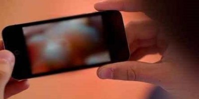 Marido flagra fotos íntimas da esposa com outro homem e parte para a violência