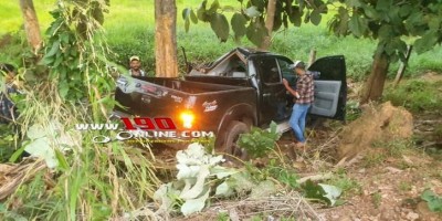 Alta Floresta: Motorista fica ferido após caminhonete sair da pista e bater em árvore...