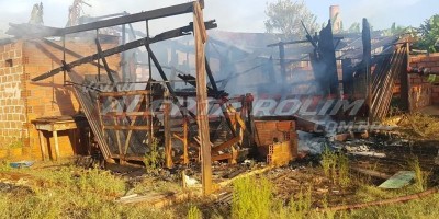 Casa de madeira é destruída por incêndio em Rolim de Moura