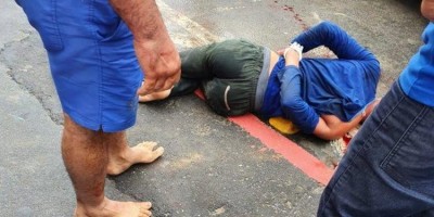 Adolescentes são espancados e amarrados por populares após tentativa de assalto