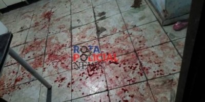 Rapaz de 22 anos desfere facada no pescoço da esposa na frente dos três filhos em...