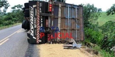 Carreta carregada de soja tomba na BR-435, entre Vilhena e Colorado; veja o vídeo