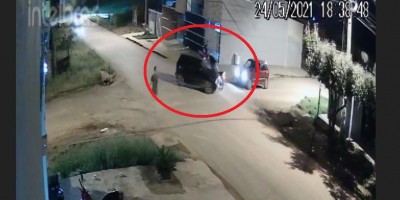 Motociclista é socorrido em estado grave ao hospital após forte colisão em carro em...