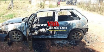 Carro pega fogo e fica totalmente destruído em Alta Floresta