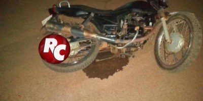 Três pessoas ficam feridas após colisão entre moto e carro em São Francisco
