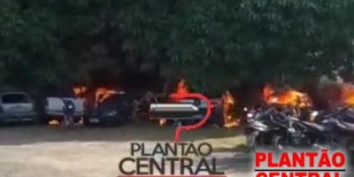 Incêndio misterioso destrói diversos veículos apreendido no pátio da Polícia Civil...