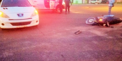 Condutora fica ferida após ser atingida por carro no Centro de Rolim de Moura