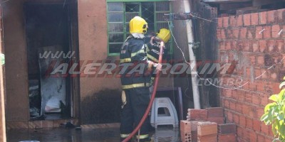 Incêndio atinge residência enquanto irmãs preparavam o almoço em Rolim de Moura