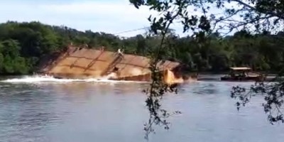 Balsa não suporta peso de carreta carregada com milho e afunda no rio Roosevelt, em MT;...