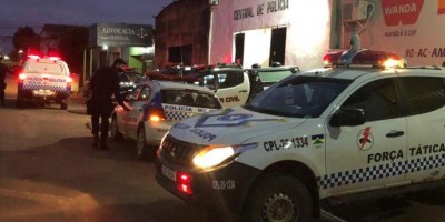 Homem é atacado a facadas após arremessar pedra em rival