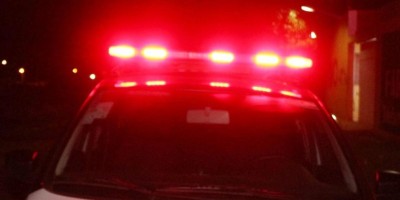 Após sair de lanchonete, jovem é seguido por carro e atacado a tiros