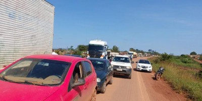 Madeireiros fecham a BR-364 e cobram fim de operações do Ibama; veja o vídeo
