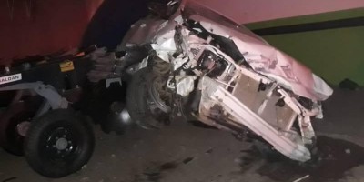 Motorista em alta velocidade perde controle da direção, quase atropela ciclista e bate...