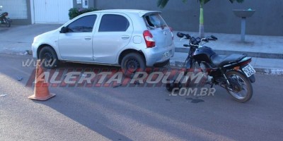 Dois pessoas ficam feridas após condutor de moto bater em traseira de carro estacionado...