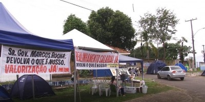 Reivindicando aumento de salário para os maridos, esposas de PMs fazem protesto e fecham...