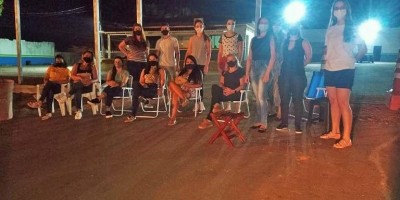 Esposas de policiais fecham acesso ao batalhão da PM em Rolim de Moura