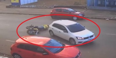Vídeo mostra mototaxista destruindo carro de motorista de aplicativo após acidente em...