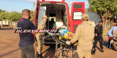 Mulher fica feria após acidente entre moto e caminhonete em Rolim de Moura