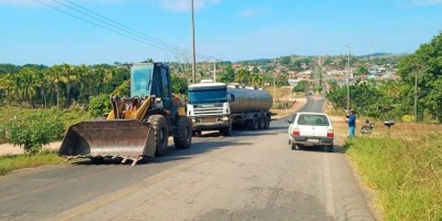 Santa Luzia: Caminhão carregado de leite não consegue subir morro e quase causa...