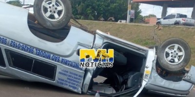 Carro de funerária capota ao passar em quebra-molas na BR-429 em Seringueiras; veja o...