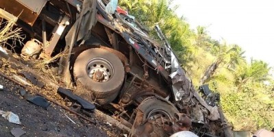 Carreta fica destruída após colisão na BR-364; rodovia foi interditada por mais de 3...