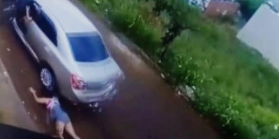 Mulher é jogada de carro em movimento após reagir a tentativa de estupro